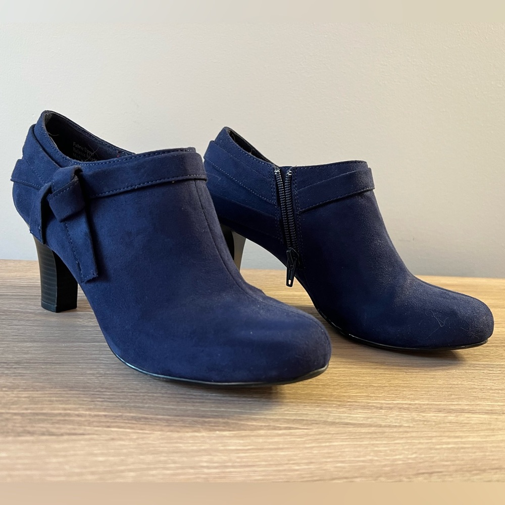Coach and Four navy blue heeled shooties size 7